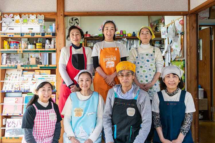 「団欒こども食堂」で働くボランティアの皆さん。後列中央が代表の渕上桃子さん。