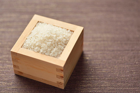 精米された新鮮なお米が山盛りに入った檜製の一合桝