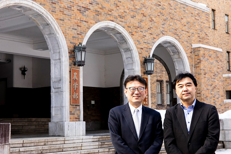 北海道大学農学部本館の玄関前に立つ、石井一英教授と野口伸教授
