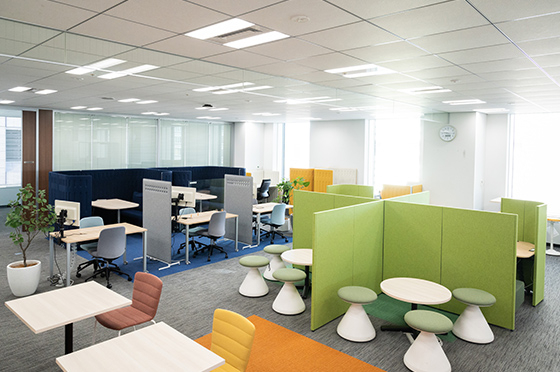 クボタ東京地区オフィスに設置された、従業員同士で気軽な打ち合わせなどができる「クリエイティブエリア」の様子。
