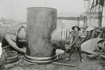 クボタが製造に着手した当時の巨大な鉄管と職人