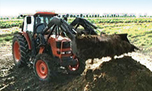 土を耕すトラクター