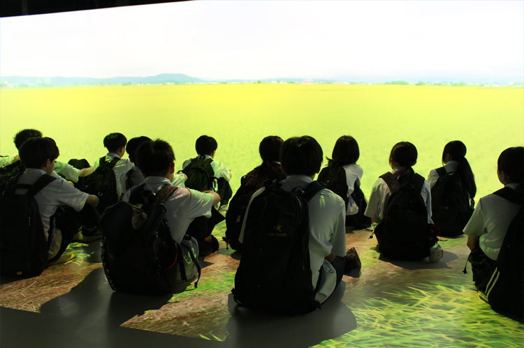 THEATERにて映像を観る様子