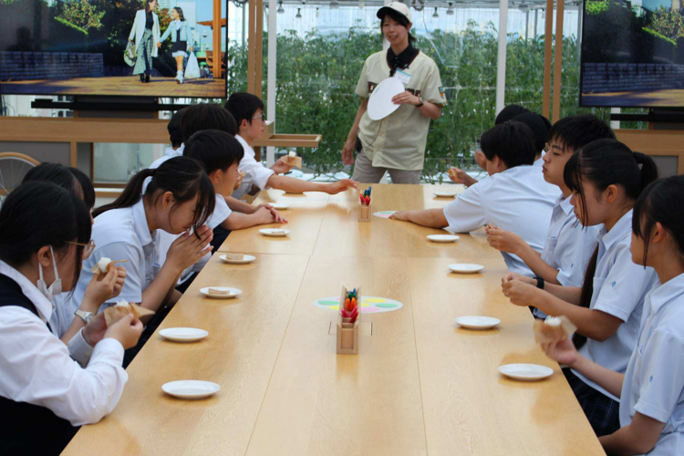 TABLEにて配られたおにぎりを食べる様子