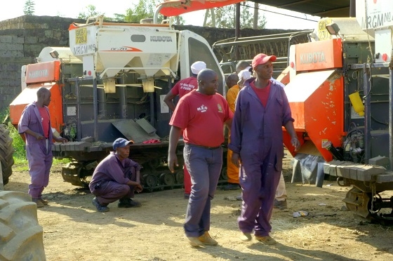 ケニアのムエアにある米生産者協同組合で職員がクボタのコンバインを点検する様子