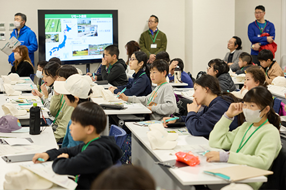 野口教授の講義を聞く子どもたち