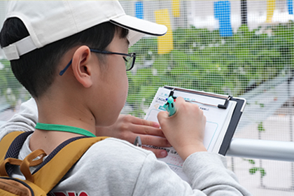 最新の農業技術による屋内農場を見学する様子2