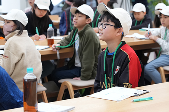 農家の方々のお話を聞く子どもたち