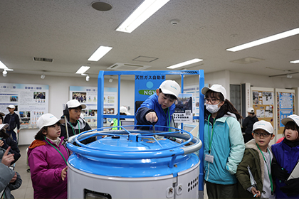 札幌市中央卸売市場を見学する様子