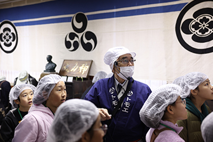 福山醸造のトモエの醤油蔵を見学している様子
