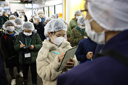福山醸造のトモエの醤油蔵を見学している様子2