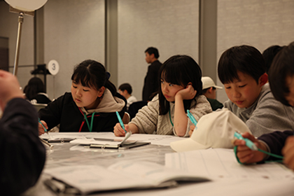 ワークショップに取り組む子どもたち
