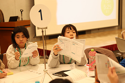 ワークショップに取り組む子どもたち2