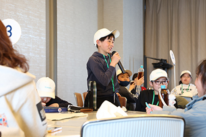 仲間の発表を聞く子どもたち