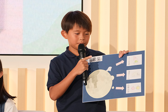 自作の解説ボードで宇宙農業について発表するチーム5の代表者「けんせい」さん