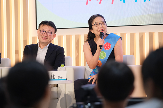 チーム9の代表者「あらた」さんの発表に対してコメントする日比さん