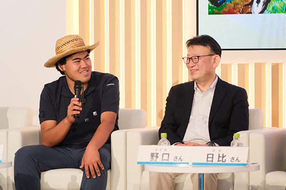 チーム8の代表者「いよかん」さんの発表に対してコメントする中仙道さんと野口教授