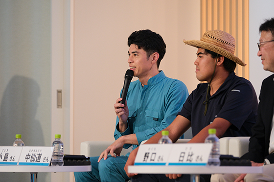 チーム12の代表者「ゆづ」さんの発表に対してコメントする小島さん