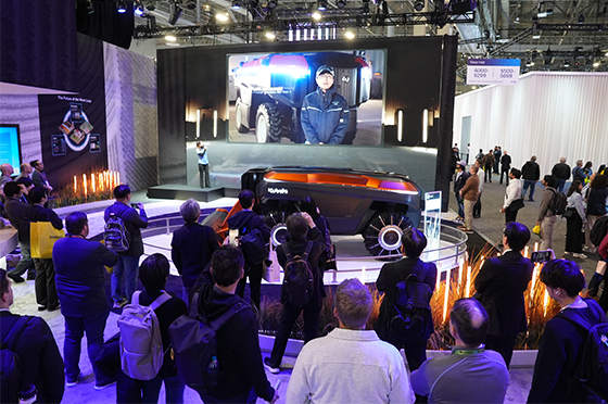 汎用プラットフォームロボット「Type:V」の展示に、多くの来場者が集まっている様子