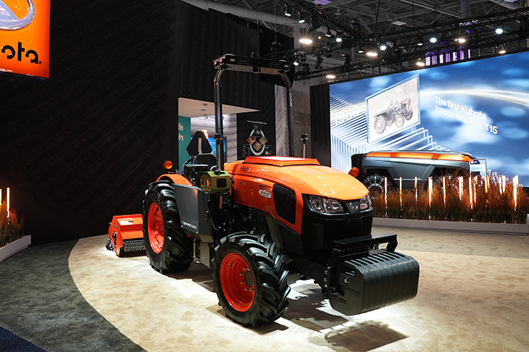 ブース正面に展示されたトラクタ「Autonomous M5 Narrow」
