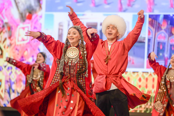 トルクメニスタンの民族舞踊を披露する様子