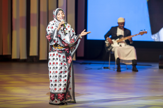 アフリカ音楽とアラブ音楽が融合した「タアラブ」をしっとりと歌い上げる様子