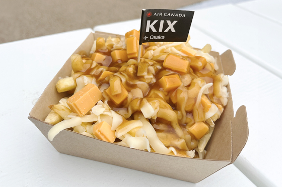 カナダパビリオンの併設されたカフェで食べることができるカナダの伝統料理プティーン