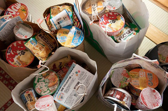 寄付された食品を各世帯に配るため、複数の紙袋に分けて入れたところ