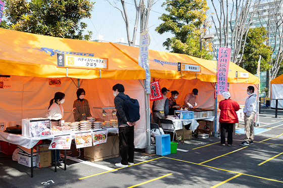 江戸川陸上競技場内に開かれた、区内の商店街にある飲食店のブース