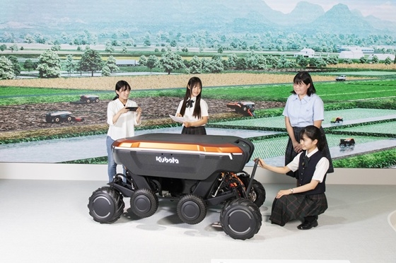 クボタの課題にチャレンジした学生たちと汎用プラットフォームロボットType:S