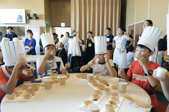 五味を代表する食材を試食して、感じた味をどう表現するか考える子どもたち