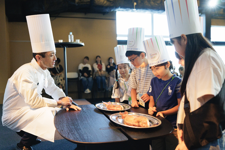 万博会場で特別開催された、味覚の授業に参加する子どもたち