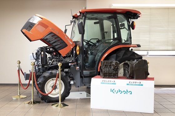 恩加島で製造したクランクケースを搭載したトラクターの展示