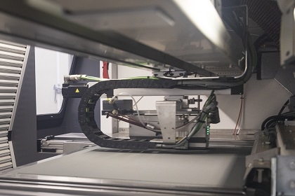 3Dプリンタで砂型を印刷する様子