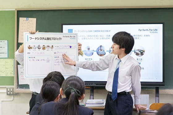 グループワークで話し合ったことを発表する代表者
