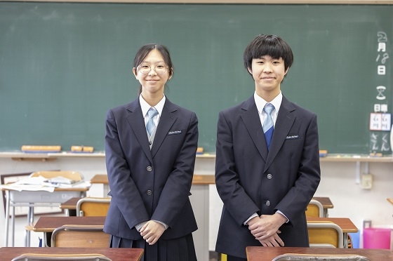 生徒代表としてコメントを述べた梶原すみれさんと加藤治樹さん