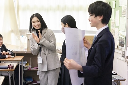 グループ代表の生徒の発表に拍手を送る須貝さん