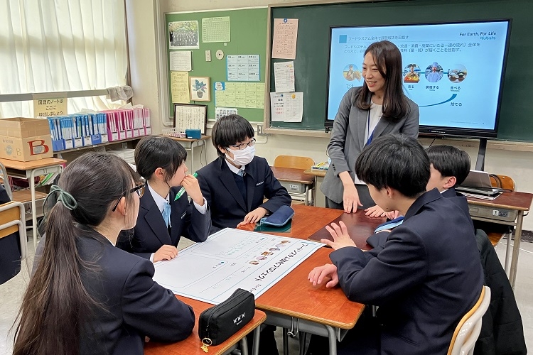 都内の中学校の教室で出前授業を行うクボタ社員