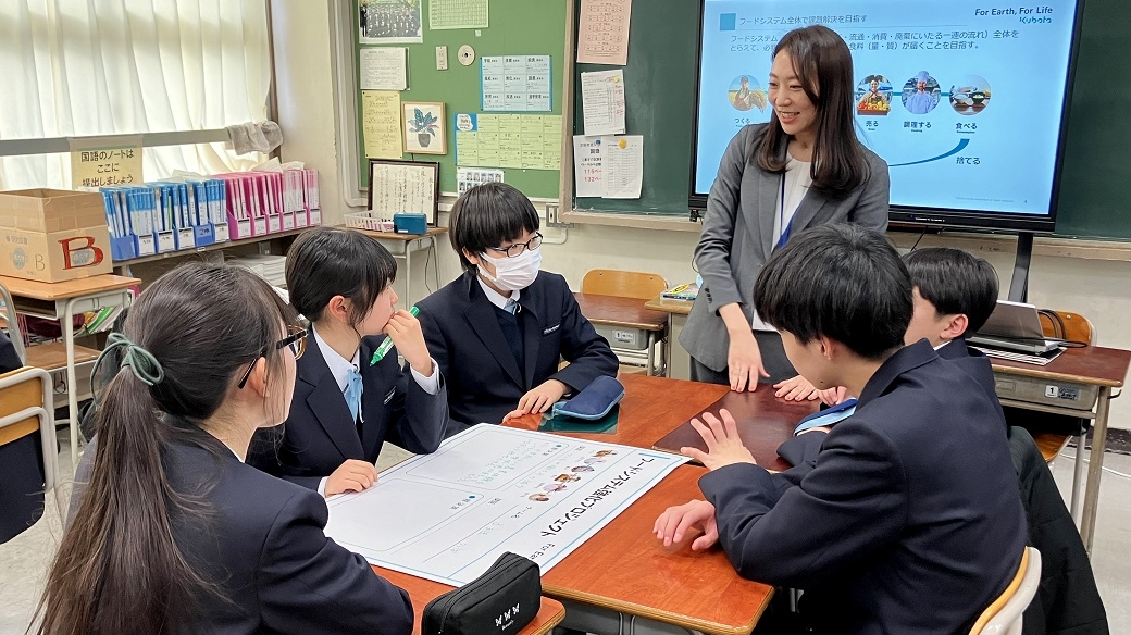 都内の中学校の教室で出前授業を行うクボタ社員