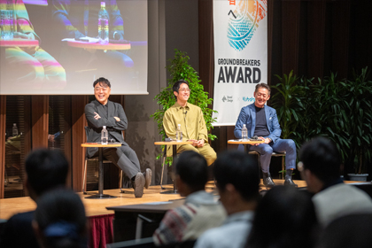 議論を交わす左から齋藤潤一さん、成田修造さん、山田敏詩さん