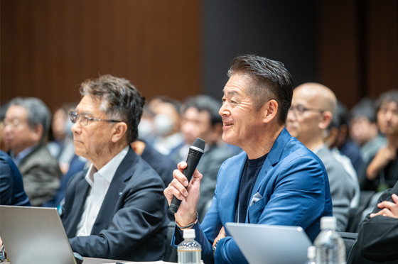 審査員として挑戦者への質疑と感想を述べる山田さん