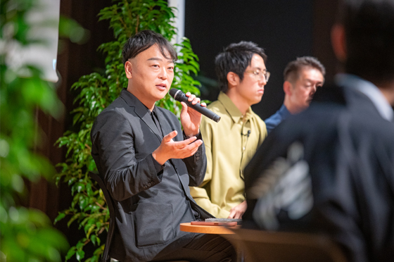 オープニングセッションにてコメントをする齋藤さん