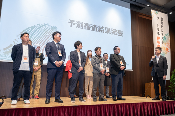 予選審査結果発表後、総評を行うクボタ 取締役の渡邉大さん