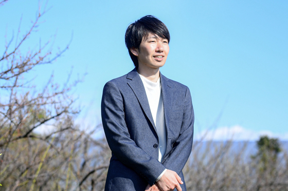 梅の圃場でインタビューに応える山本さん