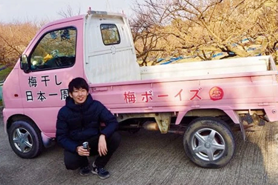 梅干しを載せて日本一周をした軽トラックと山本さん