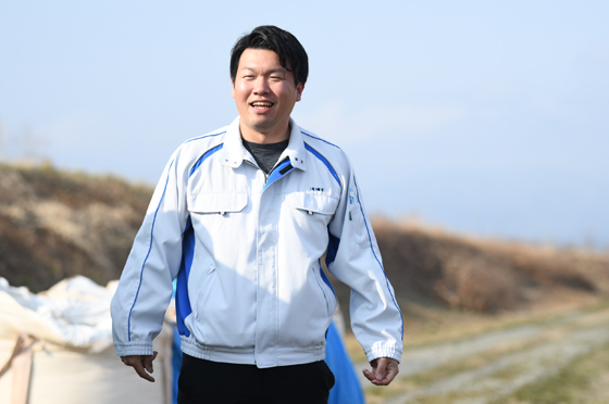圃場の前で話をする三上さん