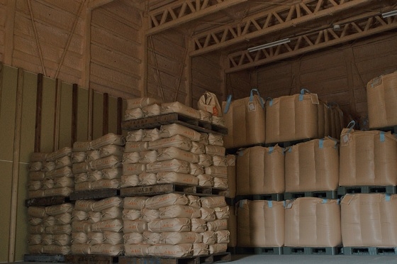 米保冷用の低温倉庫に積みあがっている米袋