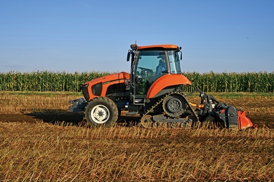 畑を自動で走行し耕うんするパワクロ仕様のアグリロボトラクタのMR1000AH。