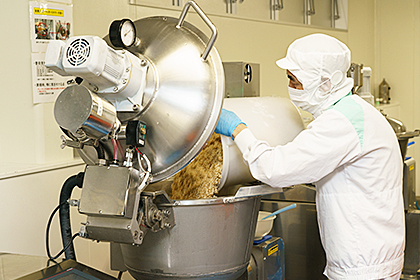 菊陽工場では、洗米から玄米ペースト完成までの全行程を作業分担し、独自開発の技術と商品の品質をコントロールしています。