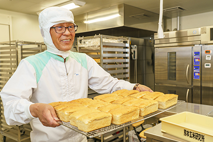 アレルゲン完全対応の菊陽工場で、一つひとつ丁寧に製造される、グルテンフリー玄米パン。焼きたての香ばしい香りが立ち込めます。 